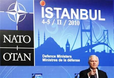 وزير الدفاع الأمريكي روبرت جيتس يتحدث خلال مؤتمر صحفي عقب انتهاء اجتماع وزراء دفاع حلف شمال الأطلسي في اسطنبول .