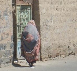 امرأة يمنية مسنة