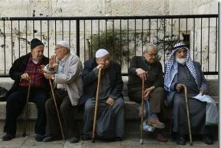 مجموعة من المسنين العرب