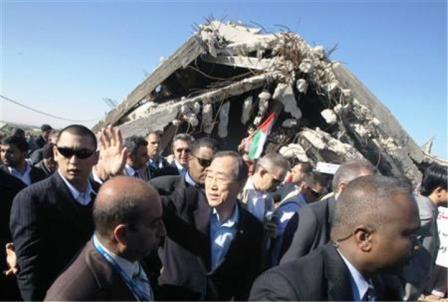 الأمين العام للأمم المتحدة بان جي مون يلوح بيده يوم أمس  الاحد في شمال غزة خلال تفقده لمنازل دمرت في القصف الإسرائيلي العام الماضي.