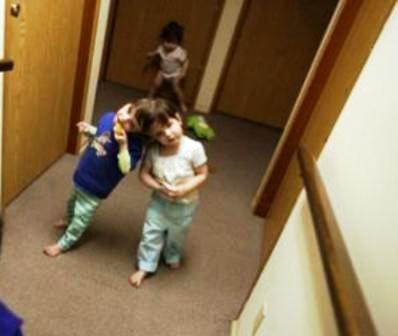 ‎التوأمتان الملتصقتان كريستنا وتاتيانا  تمشيان وتدهشان العالم بأسره