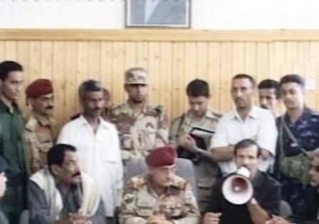 وزير الدفاع ومحافظ لحج لدى زيارتهما إحدى مديريات ردفان