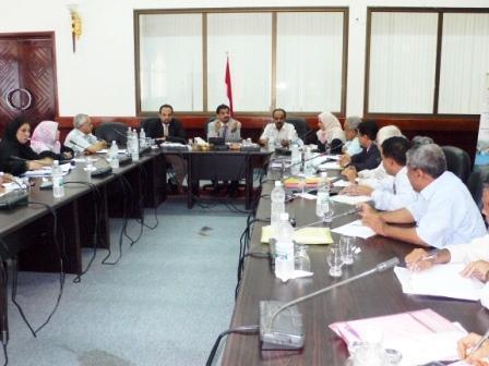 شائف لدى ترؤسه الاجتماع أمس