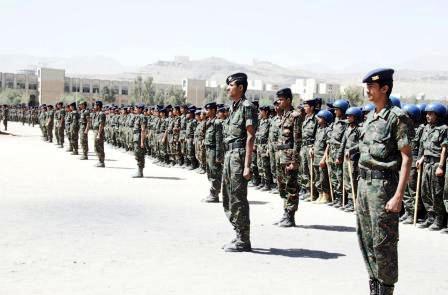 رئيس الجمهورية لدى زيارته  معسكر الأمن المركزي أمس