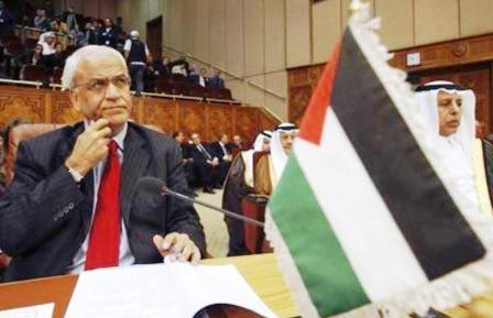 المفاوض الفلسطيني صائب عريقات (إلى اليمين) في اجتماع لجامعة الدول العربية بالقاهرة يوم 26 نوفمبر 2008.