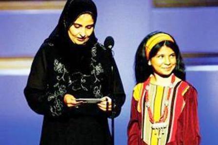 المحامية شذا ناصر بجانب الطفلة نجود أثناء منحها جائزة «امرأة العام»