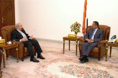 رئيس الوزراء لدى استقباله سفير جمهورية العراق أمس