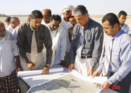 وكيل حضرموت  ومدير الصندوق بالساحل أثناء زيارة تفقدية لمشروع المدن السكنية