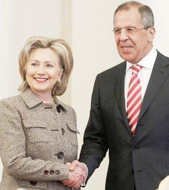 وزيرة الخارجية الامريكية هيلاري كلينتون تصافح نظيرها الروسي سيرجي لافروف خلال لقائهما في موسكو يوم 18 مارس اذار