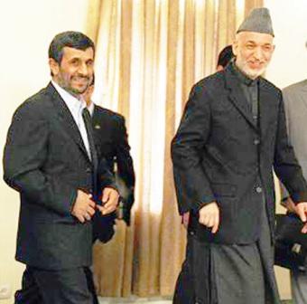 الرئيس الأفغاني حامد كرزاي (يمينا) مع نظيره الإيراني محمود احمدي نجاد في كابول يوم  أمس الاربعاء.