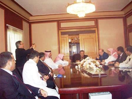 القنصل اليمني بجدة أثناء توقيع الاتفاق