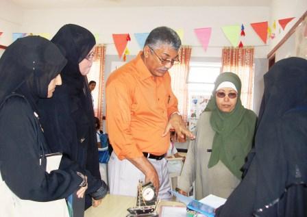 مدير عام مديرية المعلا لدى افتتاحه صالة الألعاب والمكتبة