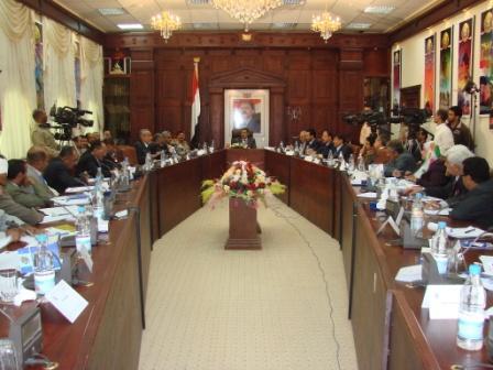 عبد الغني في افتتاح ندوة «المبادرة اليمنية»