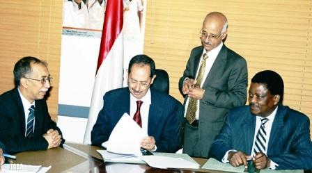 الأرحبي لدى توقيعه اتفاقيات مع الاتحاد الاوروبي والبنك الدولي