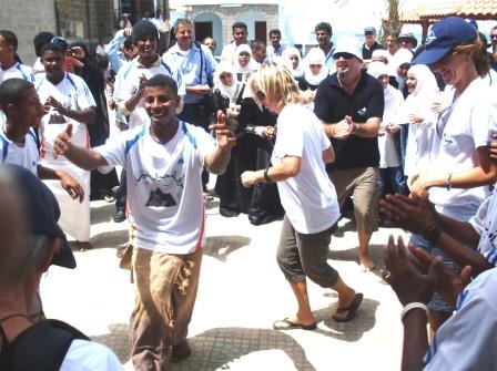 أعضاء الفوج السياحي يرقصون على أنغام يمنية ومشاركة عدد من الشباب
