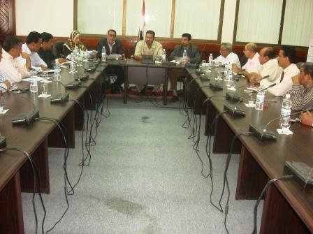 محافظ عدن يترأس اجتماع قيادة مكتب الخدمة بعدن