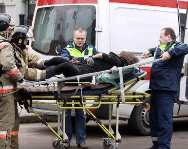 رجال إسعاف ينقلون مصابا من إحدى محطتين بمترو موسكو استهدفتا بالانفجار