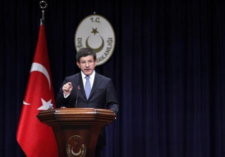 وزير الخارجية التركي أحمد داود اوغلو خلال مؤتمر صحفي في انقرة يوم أمس  الجمعة .