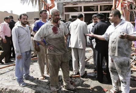أشخاص في موقع هجوم بقنبلة في كربلاء يوم  أمس الاثنين