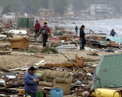تشيليون وسط أنقاض جرفتها أمواج المد بعد زلزال السبت