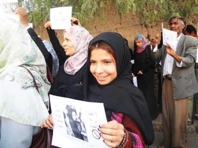 اعتصام جماهير حاشد أمام مجلس النواب للمطالبة بسرعة إصدار قانون تحديد سن الزواج بـ (18) عاماً