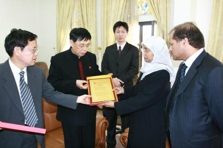 وزيرة الشؤون الاجتماعية تتسلم جائزة الصداقة اليمنية - الصينية نيابة عن رئيس الجمهورية