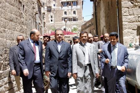 رئيس الوزراء يزور مدينة صنعاء القديمة