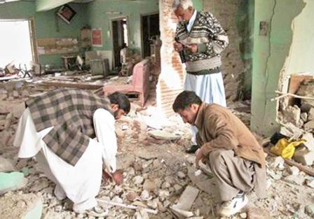 مسؤولو امن باكستانيون يبحثون عن ادلة جنائية بعد هجوم على مكتب وكالة وورلد فيجن للمساعدات في مانسيهرا يوم أمس  الأربعاء.