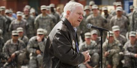وزير الدفاع الأمريكي يتحدث إلى الجنود الأمريكيين في قاعدة عمليات فرونتيناك المتقدمة بجنوب أفغانستان يوم أمس  الثلاثاء.