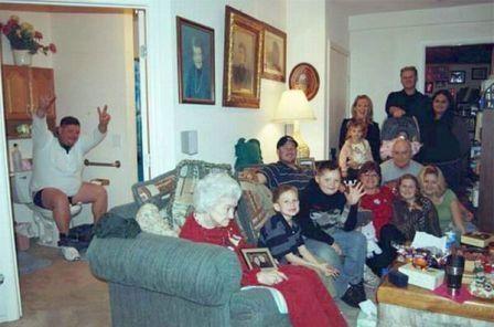 خلي بالك على الرجل الذي يجلس على يمين الصورة ماذا يفعل ؟