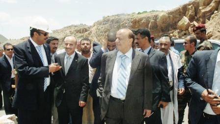 نائب الرئيس يتفقد مشاريع طرق في محافظة تعز أمس