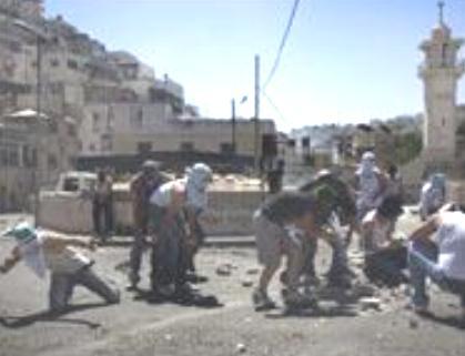شبان فلسطينيون يرمون الشرطة الإسرائيلية بالحجارة