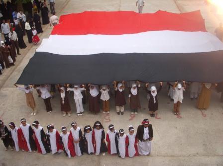 طالبات دار سعد يحملن علم الجمهورية أثناء الافتتاح