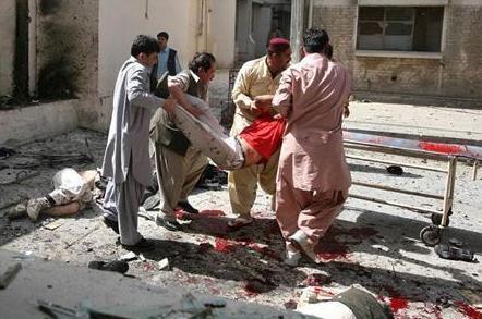 أشخاص ينقلون جثة من موقع تفجير انتحاري داخل مستشفى في مدينة كويتا بجنوب غرب باكستان يوم  أمس الجمعة