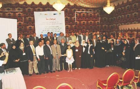 صورة جماعية تضم الاعلاميين مع وزير الإعلام ومنظمي الورشة الخاصة بحماية الاطفال من العنف