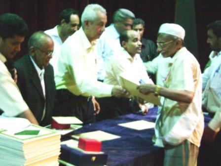 محافظ الحديدة خلال تكريم المعلمين والمعلمات