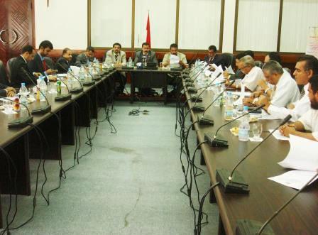 محافظ عدن لدى ترؤسه اجتماعاً للجنة الأولويات أمس