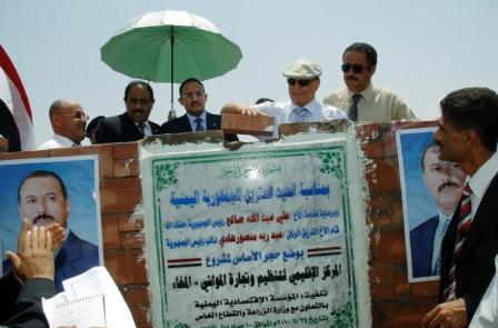 نائب الرئيس يضع الحجر الأساس لأحد المشاريع في المخا أمس