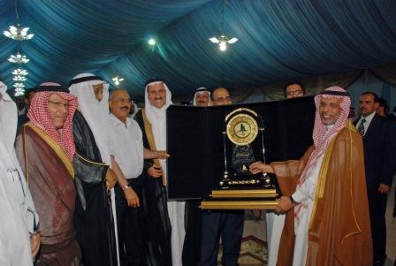 رئيس الجمهورية  أثناء  منحه درع الشركة  العربية - اليمنية للأسمنت