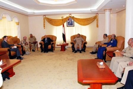 د . العليمي لدى لقائه قائد العمليات المشتركة البريطاني