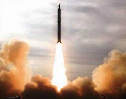 تجربة إطلاق صاروخ إيراني متوسط المدى من طراز “سجيل2”