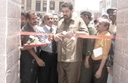 محافظ عدن خلال افتتاح سوق السمك الشيخ عثمان