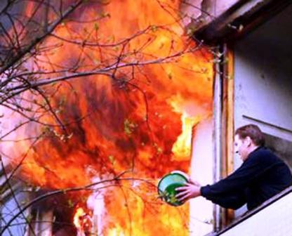 يالها من روح تعاون متقدة تساعد الجيران في اطفاء النار بإمكانياتها المتواضعة