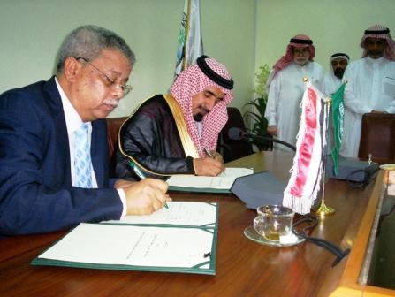 أثناء توقيع الاتفاقية