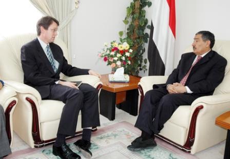 رئيس مجلس الشورى يستقبل السفير البريطاني