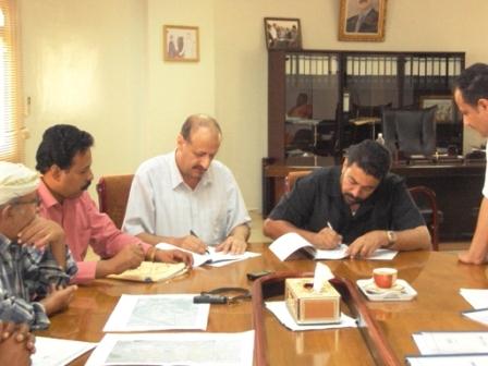 محافظ عدن خلال توقيع اتفاقية تنفيذ مشاريع الطرق