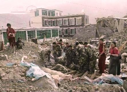بعض الجنود يبحثون عن ناجين بعد الزلزال الذي ضرب مقاطعة يوشو التبتية يوم أمس  الأربعاء