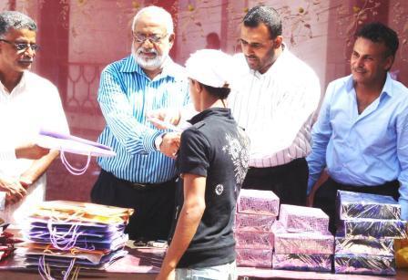 أثناء توزيع الجوائز للطلبة المبرزين