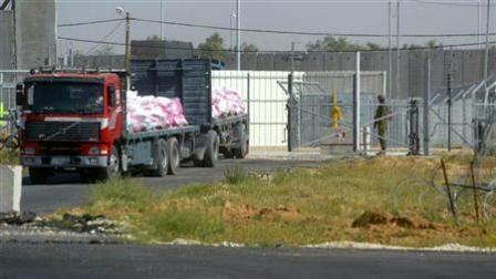 شاحنة تحمل دقيقا تمر بمعبر كريم أبو سالم جنوب قطاع غزة يوم 22 مارس 2006.