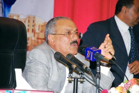 رئيس الجمهورية لدى لقائه الشخصيات السياسية والأعيان بمدينة سيئون أمس